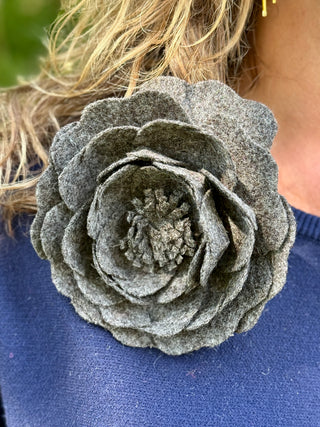Ste Marg Scot Large Peony Brooch: Speckled Pure Grey