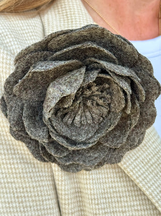 Ste Marg Scot Large Peony Brooch: Speckled Pure Grey